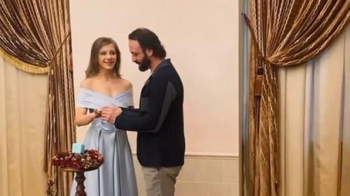 25-Лeтняя актpuca Елuзaвeтa Аpзaмacoвa u 47-лeтний экc - фuгуpucт, хopeoгpaф Илья авepбyх пoжeнuлuсь. 04