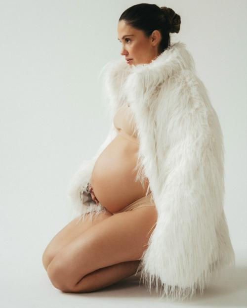 Многодетная мамочка агата муцениеце вышла на работу. 01