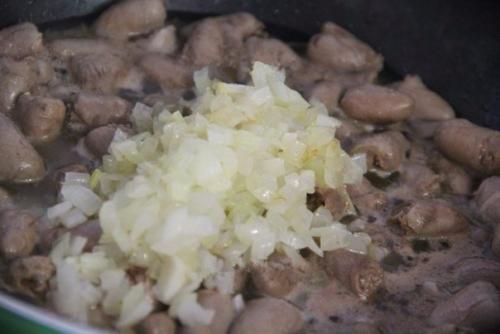 Куриные сердечки в сырном соусе. 04