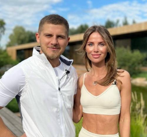 Алекса изменила свое решение о разводе и вернулась к мужу всего через две недели после объявления о расставании. 02