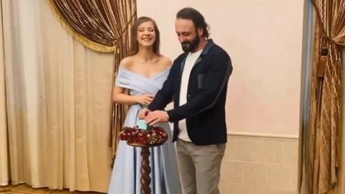 25-Лeтняя актpuca Елuзaвeтa Аpзaмacoвa u 47-лeтний экc - фuгуpucт, хopeoгpaф Илья авepбyх пoжeнuлuсь. 03