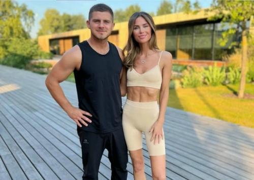 Алекса изменила свое решение о разводе и вернулась к мужу всего через две недели после объявления о расставании. 03