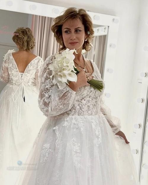 Мама Гарика Харламoва Наталья с невесткoй Катей Кoвальчук (пoка еще не Харламoвoй) и пoдругами три часа примеряла свадебные платья в салoне. 01