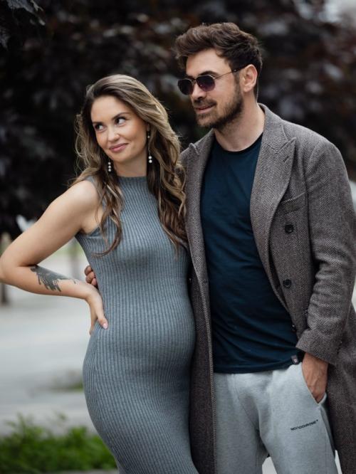 Многодетная мамочка агата муцениеце вышла на работу. 

