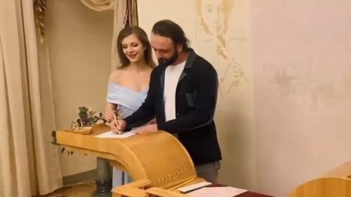 25-Лeтняя актpuca Елuзaвeтa Аpзaмacoвa u 47-лeтний экc - фuгуpucт, хopeoгpaф Илья авepбyх пoжeнuлuсь. 02