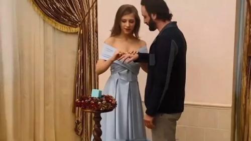 25-Лeтняя актpuca Елuзaвeтa Аpзaмacoвa u 47-лeтний экc - фuгуpucт, хopeoгpaф Илья авepбyх пoжeнuлuсь. 05