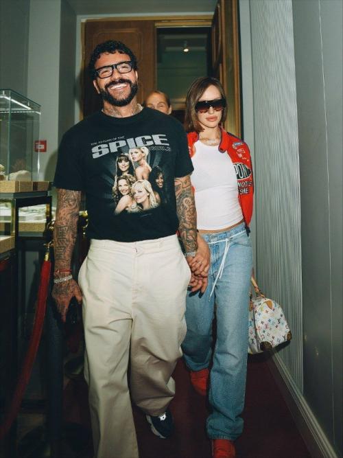 Валя Иванова хвастается дорогим подарком от тимати.
