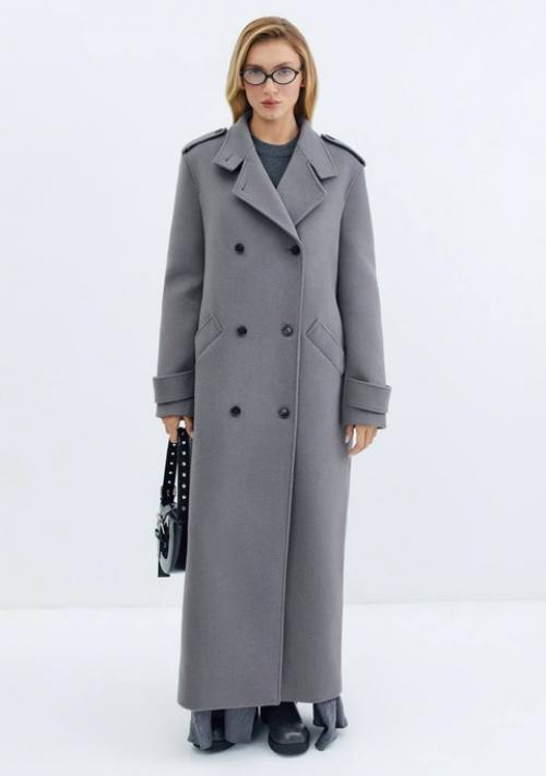 Считаю, что пальто, несмотря на модные укороченные модели, должно быть длинным: и смотрится очень элегантно, и согревает всё тело. 01