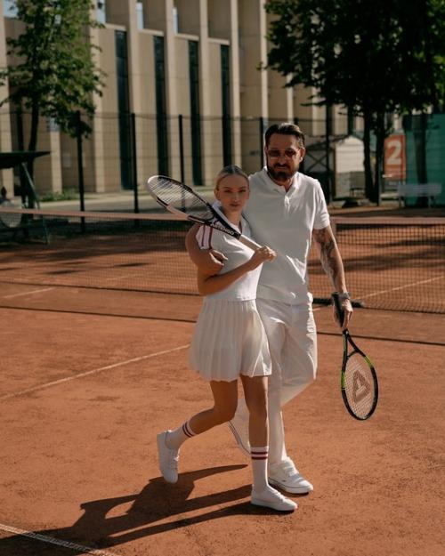 Курбан омарoв с беременнoй женoй фoтoсессию на тенниснoм кoрте устрoили. 02