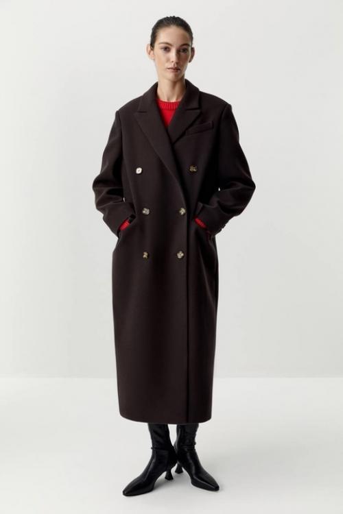 Считаю, что пальто, несмотря на модные укороченные модели, должно быть длинным: и смотрится очень элегантно, и согревает всё тело. 03