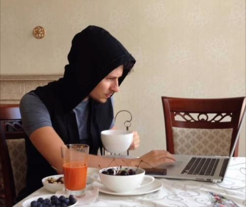 Мать троих детей Дурова опубликовала фото из семейного архива и рассказала историю их знакомства. 04