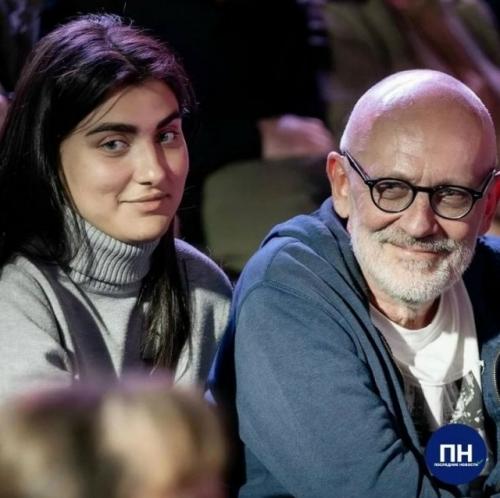 Александр Гордон приковал к себе внимание, появившись на публике в компании своей молодой жены. 

