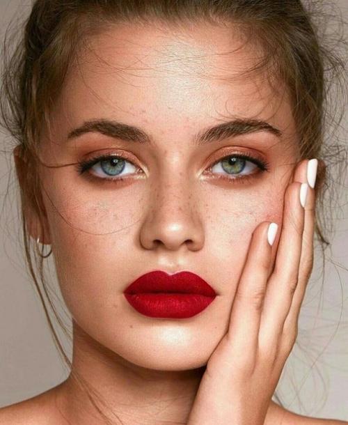 Что может придать более сексуальный вид, чем красная помада? 01