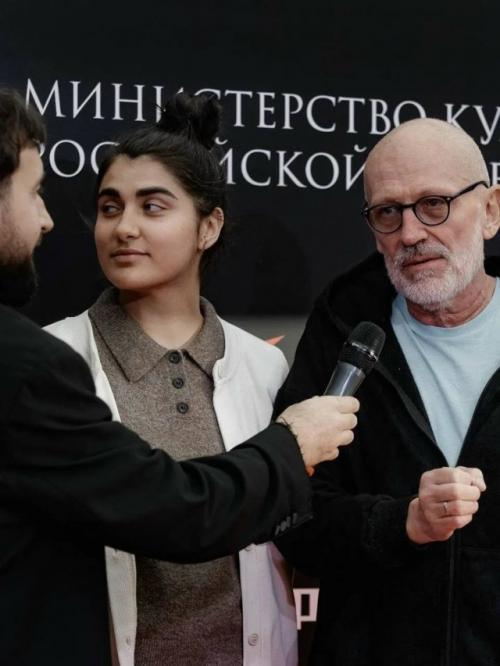 Александр Гордон приковал к себе внимание, появившись на публике в компании своей молодой жены. 01