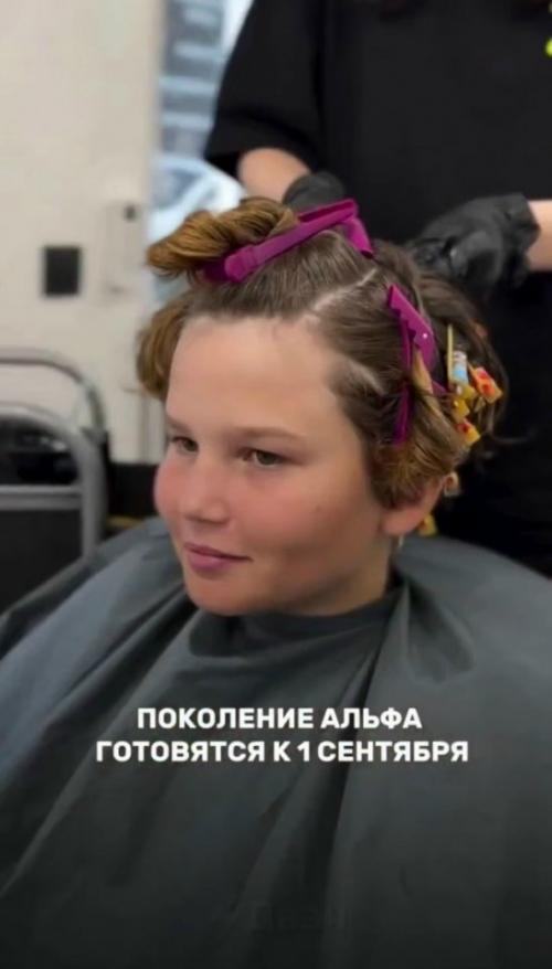 Подготовка к 1 Сентября Вышла на Новый Уровень - российские школьники поколения альфа массово делают кудри перед школьной линейкой. 02