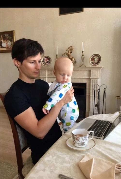 Мать троих детей Дурова опубликовала фото из семейного архива и рассказала историю их знакомства. 06