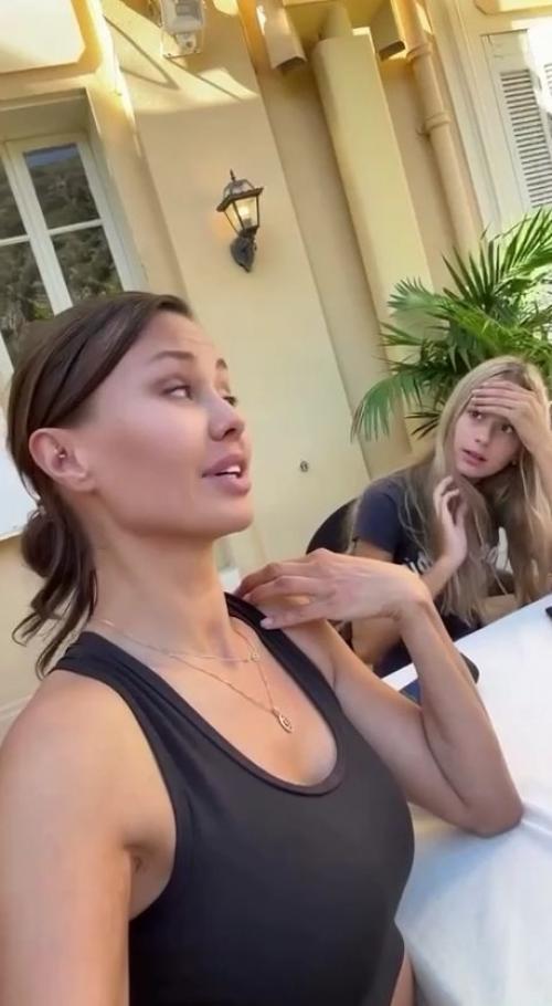 У дочери Виктории Бони возникли неприятности: она полетит с мамой в Москву эконом - классом, а не бизнес-классом. 01