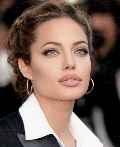 Благодаря Анджелине Джоли в моду вошли пухлые губы и идеальная голливудская улыбка. 02