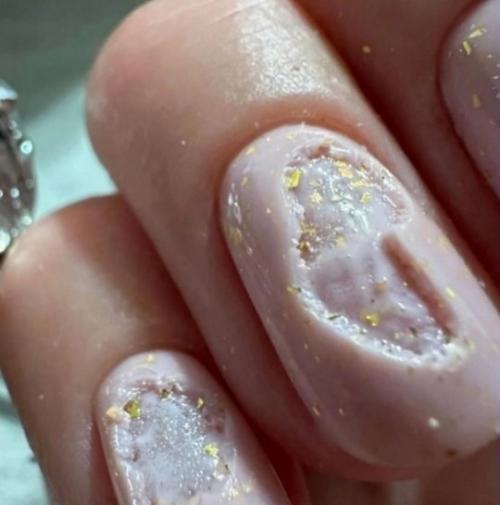 Девушка сделала маникюр у топового мастера в престижном салоне своего города. 01