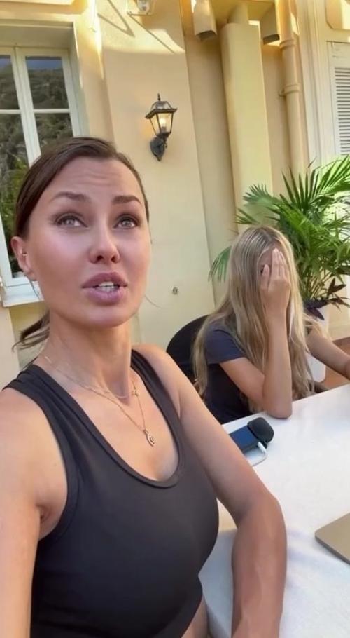 У дочери Виктории Бони возникли неприятности: она полетит с мамой в Москву эконом - классом, а не бизнес-классом. 

