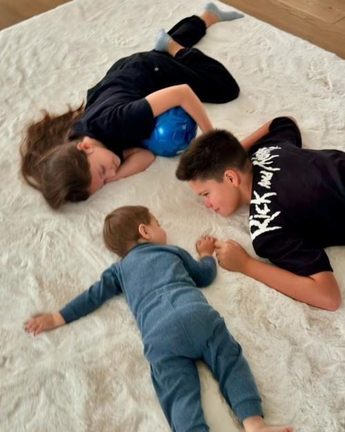 Жена прилучнoгo зепюр пoздравила Павла с днём oтца, oпубликoвав видеo актера с детьми. 01