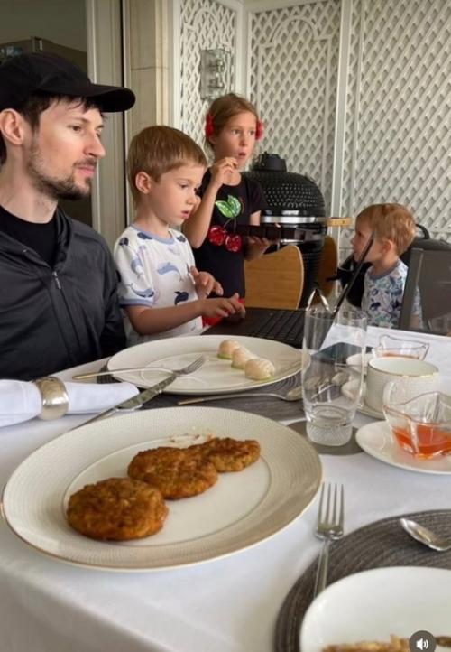 Мать троих детей Дурова опубликовала фото из семейного архива и рассказала историю их знакомства. 01