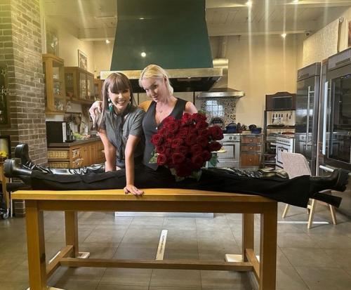 Волочкова и утяшева раскинули ноги в шпагате прямо на кухне. 02 Волочкова и утяшева раскинули ноги в шпагате прямо на кухне. 02