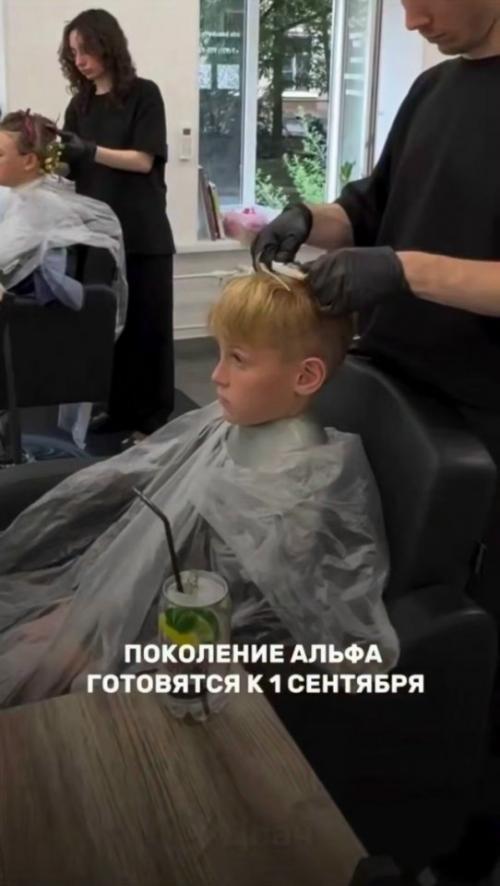 Подготовка к 1 Сентября Вышла на Новый Уровень - российские школьники поколения альфа массово делают кудри перед школьной линейкой. 01