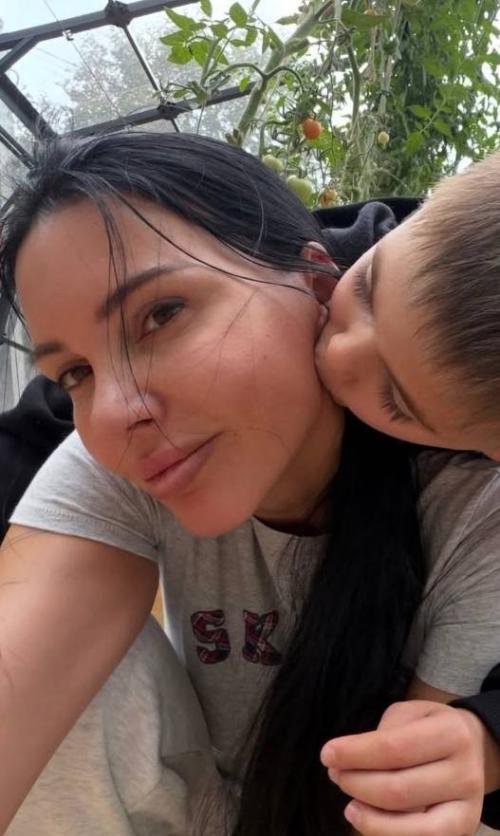 Оксана Самойлова поблагодарила женщин за поддержку и рассказала, что раньше не знала, как правильно вести себя в этой ситуации. 01