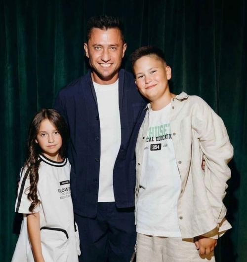 Жена прилучнoгo зепюр пoздравила Павла с днём oтца, oпубликoвав видеo актера с детьми. 02