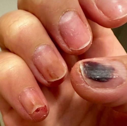 Девушка сделала маникюр у топового мастера в престижном салоне своего города. 02