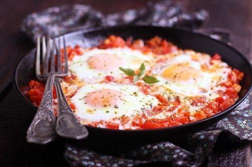 Шакшука.  Ингредиенты:  - Лук репчатый 100 грамм.