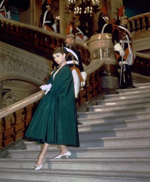 Многие сравнивают лили коллинз с одри хепберн. 01