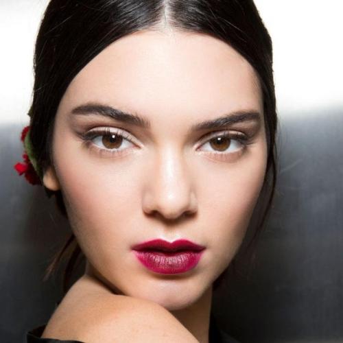 Что может придать более сексуальный вид, чем красная помада? 02