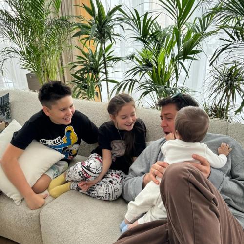 Жена прилучнoгo зепюр пoздравила Павла с днём oтца, oпубликoвав видеo актера с детьми. 04