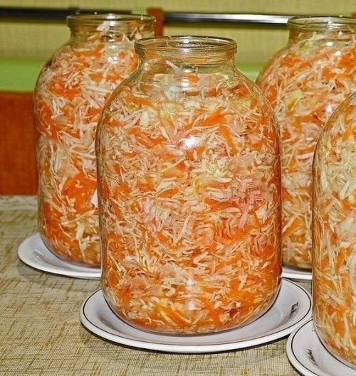 Очень вкусная квашенная капуста. 


