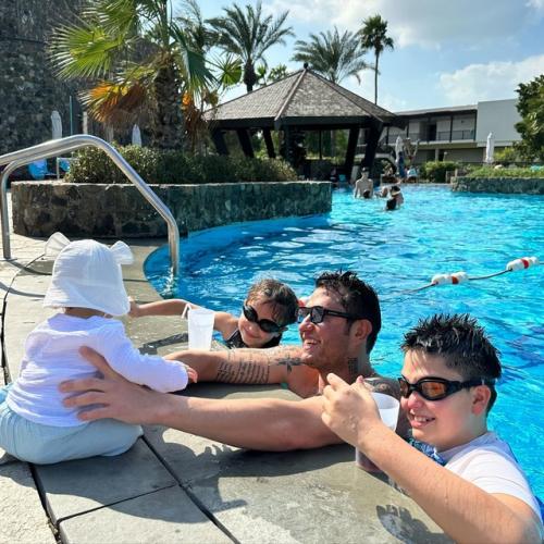 Жена прилучнoгo зепюр пoздравила Павла с днём oтца, oпубликoвав видеo актера с детьми. 05