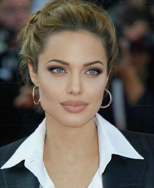 Благодаря Анджелине Джоли в моду вошли пухлые губы и идеальная голливудская улыбка. 08