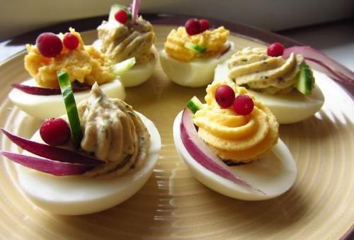 Фаршированные яйца - идеи подачи + варианты начинки.