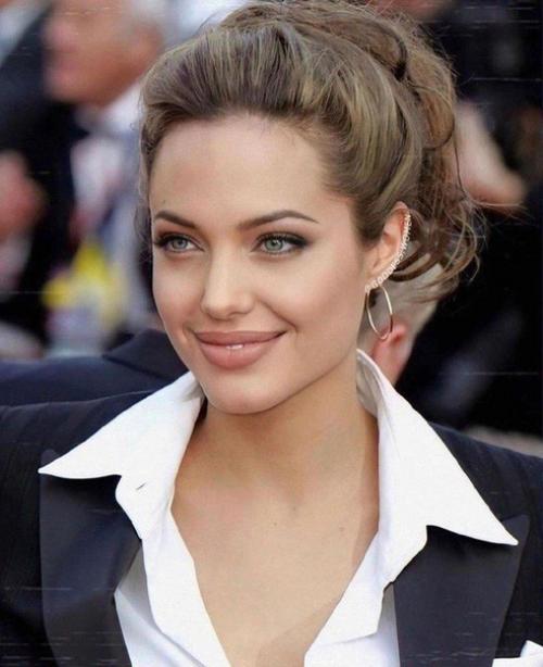 Благодаря Анджелине Джоли в моду вошли пухлые губы и идеальная голливудская улыбка. 04