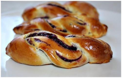 Дрожжевые косички с ягодной начинкой.