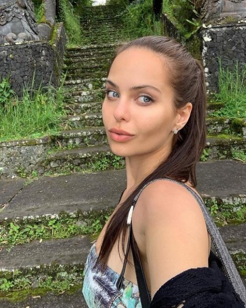 Многие говорят, что эта девушка очень похожа на Анджелину Джоли. 05