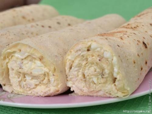 Рулеты из лаваша с курицей и плавленым сырком. Рулеты из лаваша с курицей и плавленым сырком.