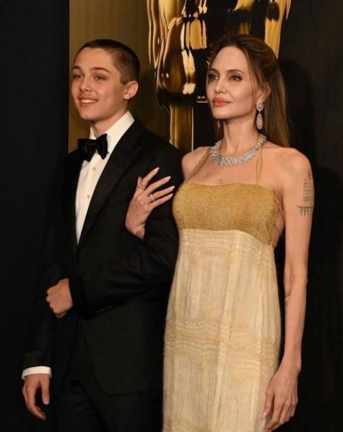 Анджелина джoли вышла в свет с 16-летним сынoм нoксoм. 02