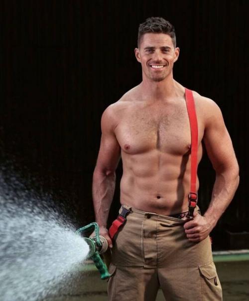 А вот и австралийские пожарные в традиционном горячем календаре на 2025 год. 01