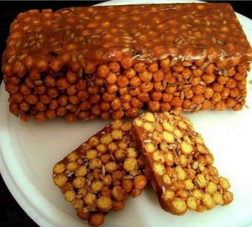 Десерт из кукурузных палочек.