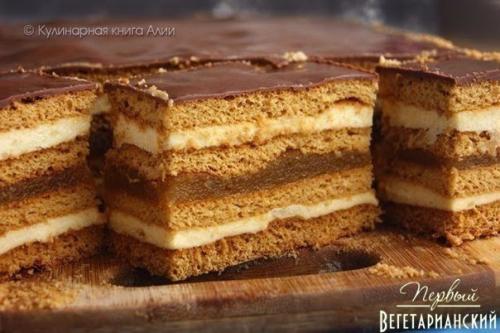 Медовое пирожное с начинкой.