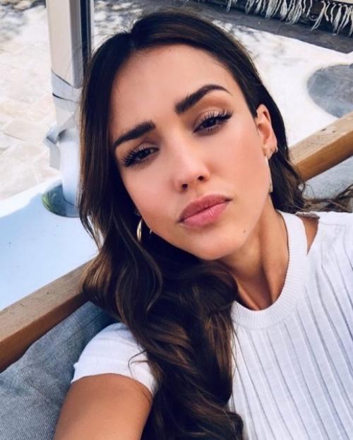 Джессика альба даже в свои 39 лет выглядит шикарно без макияжа. 01