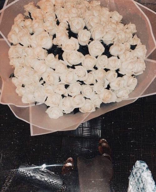 И если бы только при каждой мысли о тебе вырастал бы цветок, я мог бы бродить по своему саду вечно. 04