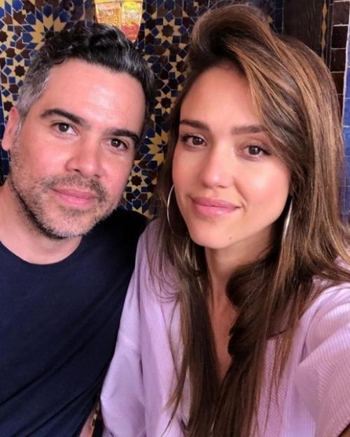 Джессика альба даже в свои 39 лет выглядит шикарно без макияжа. 03